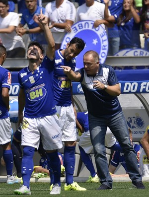 Vinícius Araújo comemora gol contra o Figueirense (Foto: Douglas Magno)