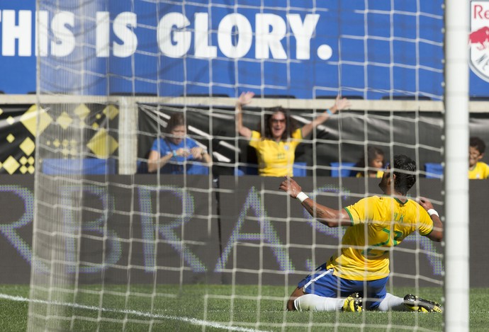 Hulk comemora gol do Brasil (Foto: Leo Correa / MoWA Press)