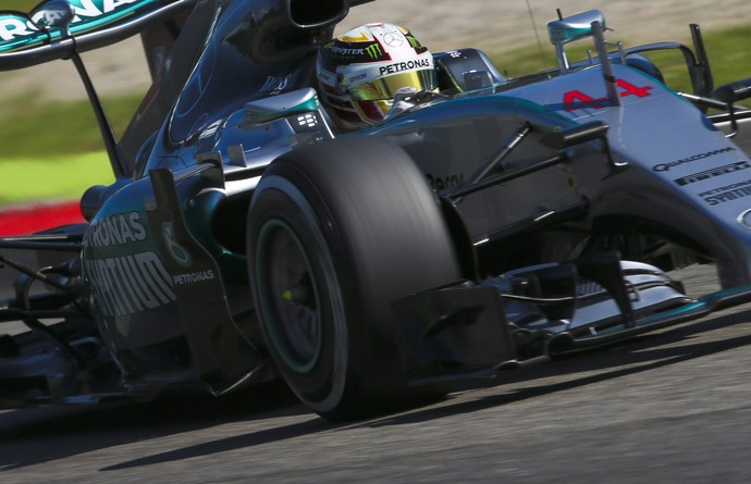 Lewis Hamilton em ação no treino classificatório para o GP da Itália (Foto: EFE)