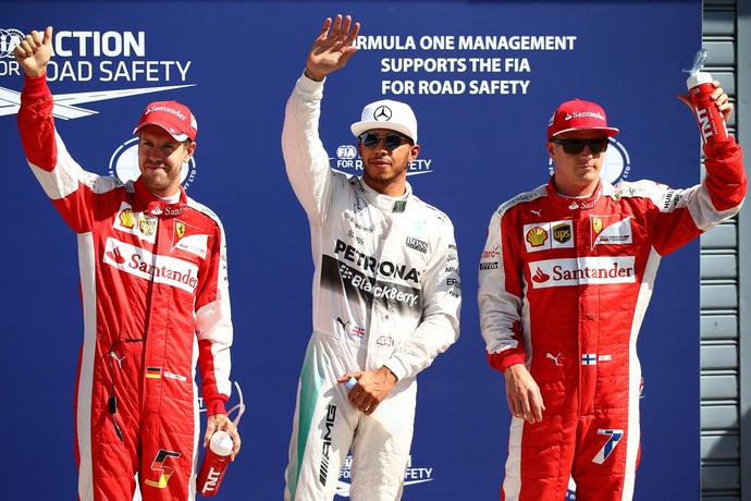 Lewis Hamilton entre Kimi Raikkonen e Sebastian Vettel, os três primeiros do grid no GP da Itália de 2015 (Foto: Getty Images)