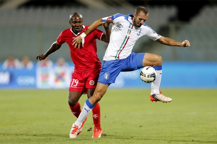 Effiong Chiellini Malta Itália (Foto: REUTERS/Giampiero Sposito)