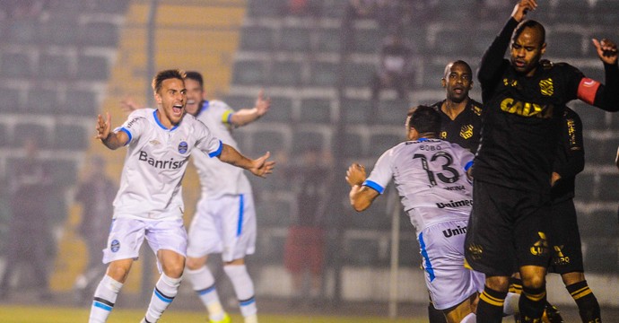 Bobô gol Figueirense x Grêmio (Foto: EDUARDO VALENTE - Agência Estado)