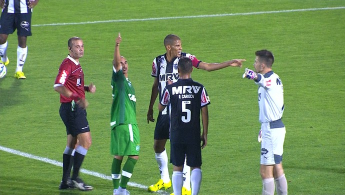 Jogadores reclamam de falta que originou gol da Chapecoense (Foto: Reprodução / SporTV)