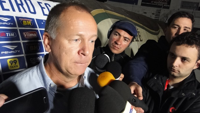 Mano Menezes durante entrevista em Campinas (Foto: Marco Astoni)