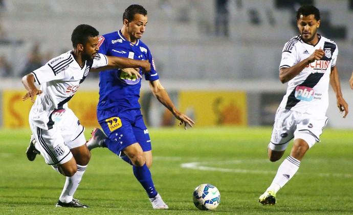 Leandro Damião, Cruzeiro X Ponte Preta (Foto: Marcos Bezerra / Estadão Conteúdo )