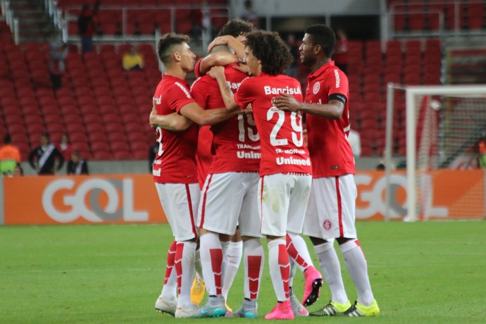 Nilton marca contra o Vasco (Foto: Diego Guichard)