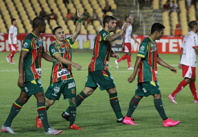 Pimentinha comemora primeiro gol sobre Mogi Mirim no Castelão (Foto: De Jesus/O Estado)