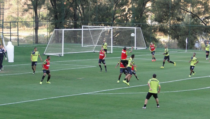 Jogadores do Atlético-MG durante treino na Cidade do Galo (Foto: Léo Simonini)