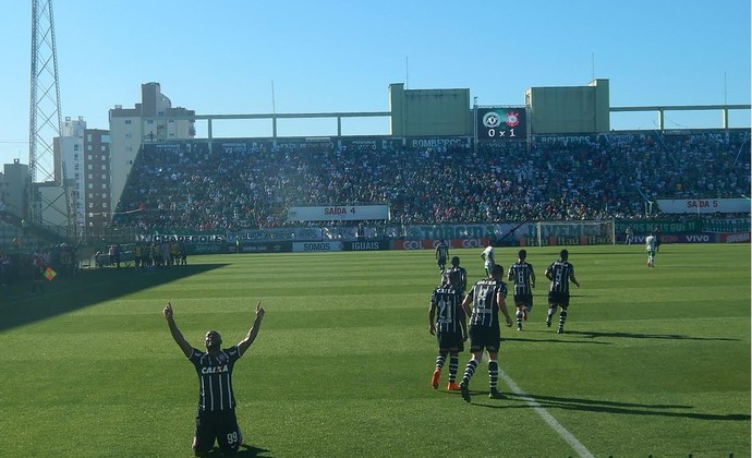 Vagner Love comemora o segundo gol do Corinthians contra Chapecoense (Foto: Laion Espíndula)