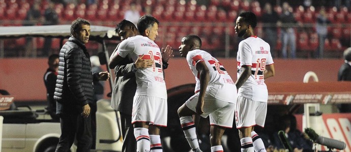 Wilder Guisao comemora com Osorio o gol do São Paulo (Foto: Marcos Ribolli)