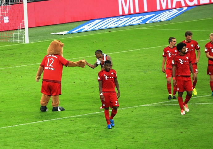 Douglas Costa mascote Bayern x Leverkusen (Foto: Divulgação)