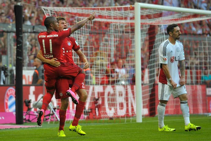 Muller e Douglas Costa  Bayern de Munique x Bayer Leverkusen (Foto: Getty Images)