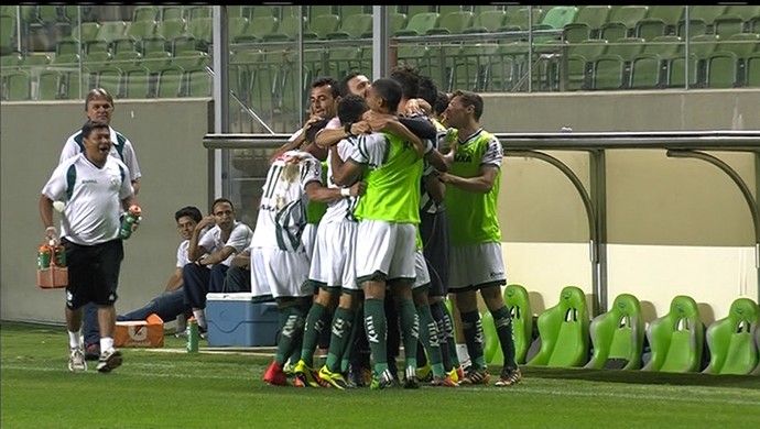 Jogadores do Luverdense comemoram gol contra o América-MG (Foto: Reprodução/Premiere FC)