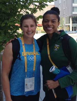 Ana Paula aproveitou a Vila do Pan para tirar foto com Fernanda Garay, da seleção de vôlei (Foto: Arquivo Pessoal)