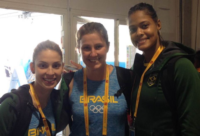 Ana Paula Vergutz com Camila Brait e Adenízia, da seleção feminina de vôlei (Foto: Arquivo Pessoal)