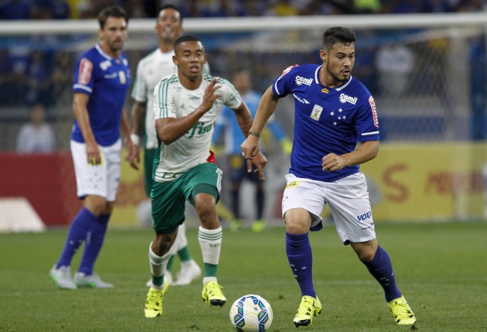 Vinícius Araújo em ação durante a partida contra o Palmeiras (Foto: Washington Alves/ Light Press/ Cruzeiro)