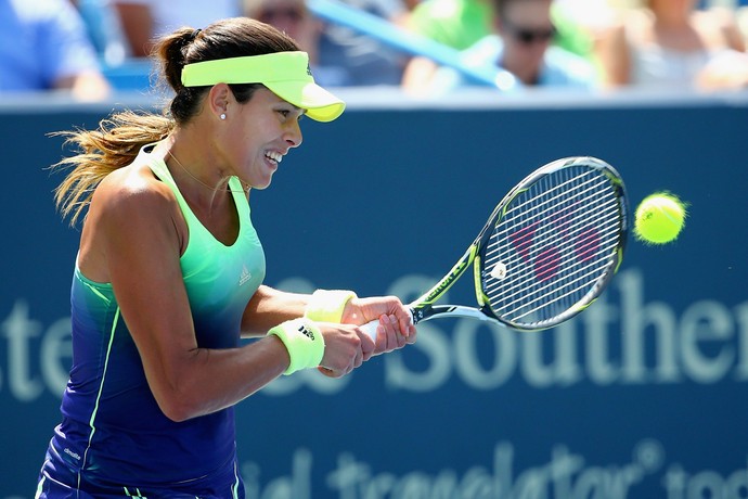 Ana Ivanovic cai para Serena Williams em Cincinnati (Foto: Getty Images)