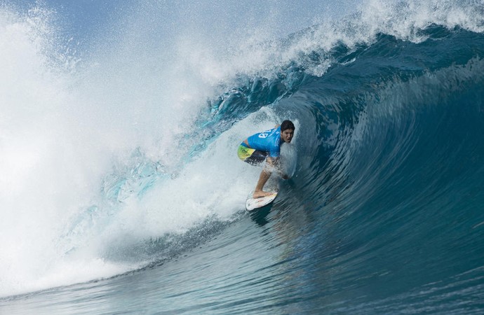 Gabriel Medina se entoca no tubo e impressiona juízes em Teahupoo, Taiti (Foto: WSL / Stephen Robertson)