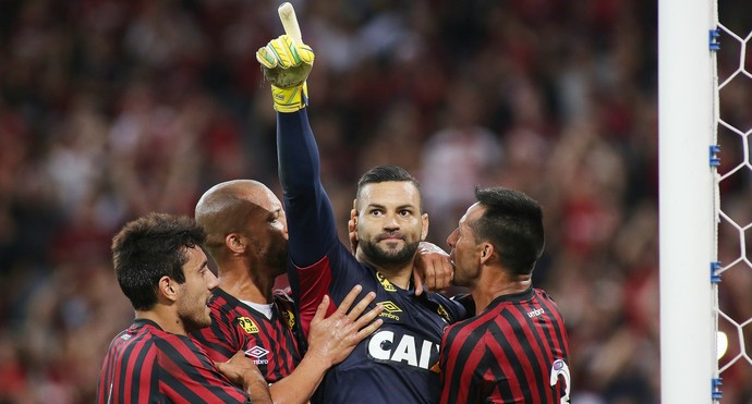 Weverton Goleiro Atlético-PR x Santos (Foto: Giuliano Gomes/Estadão Conteúdo)