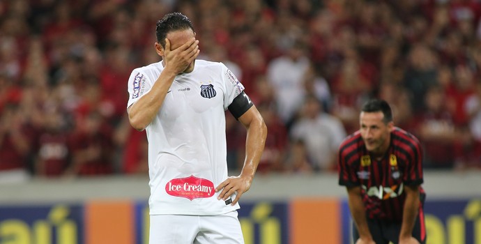 Ricardo Oliveira lamenta pênalti perdido contra o Atlético-PR, na Arena da Baixada (Foto: Giuliano Gomes/PR PRESS)