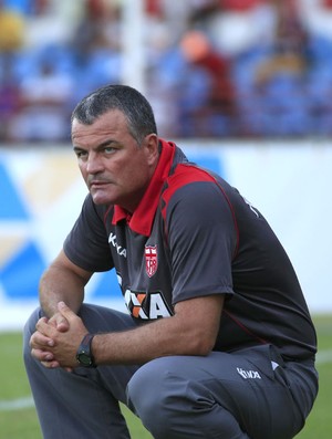 Técnico do CRB, Mazola Júnior observa jogo  (Foto: Ailton Cruz/ Gazeta de Alagoas)