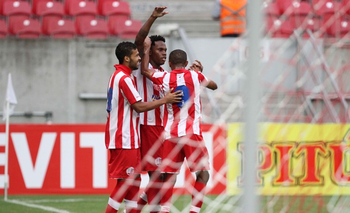 Náutico e Bragantino (Foto: Adelson Carneiro (Pernambuco Press))