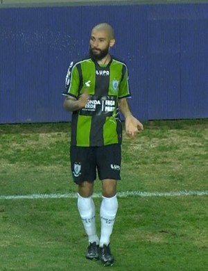 Meia Tony estreou pelo América-MG na partida contra o Bahia (Foto: Reprodução/Premiere)