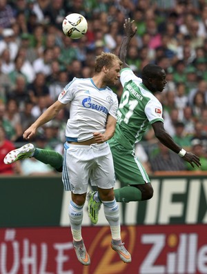 Schalke 04 Johannes Geis e Werder Bremen Anthony Ujah (Foto: Agência Reuters)