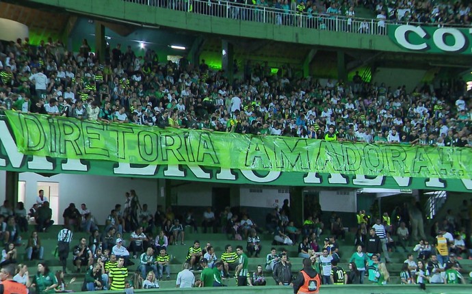 Coritiba faixa Couto Pereira (Foto: Reprodução/ Everton Franco/RPC)