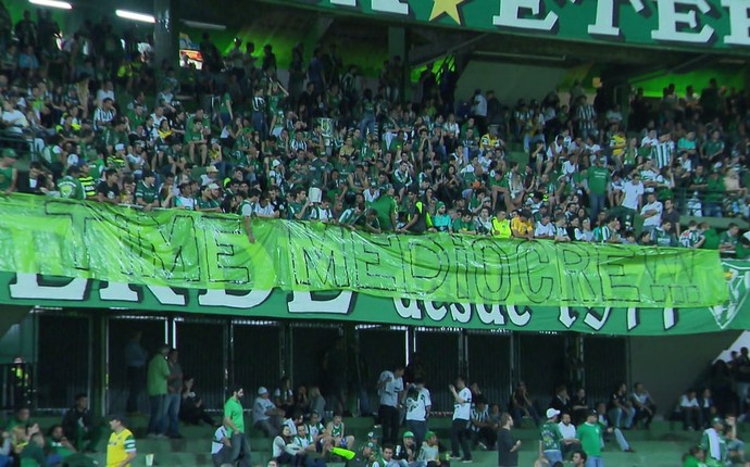 Coritiba faixa Couto Pereira (Foto: Reprodução/ Everton Franco/RPC)