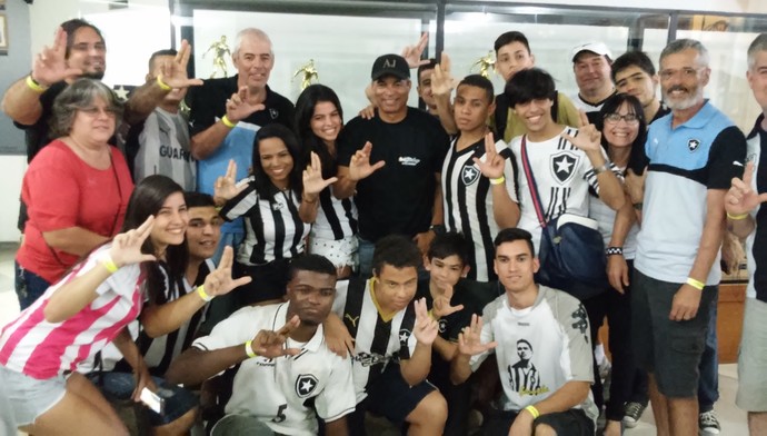 Gonçalves com os torcedores Botafogo 111 anos (Foto: Jessica Mello)