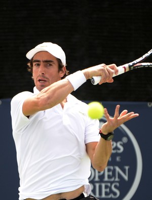 Pablo Cuevas em ação contra Thomaz Bellucci no Masters 1000 de Montreal (Foto: Reuters)