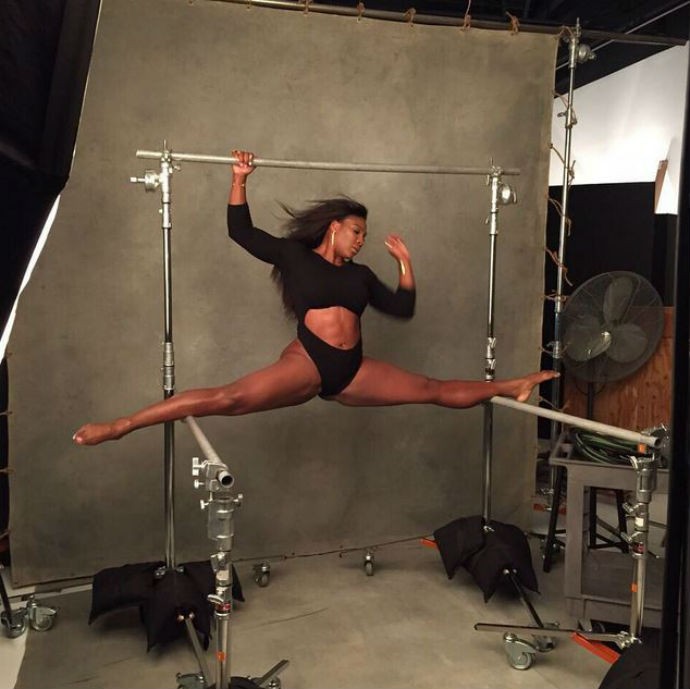 Serena Williams durante sessão de fotos para revista americana (Foto: Reprodução/Twitter)