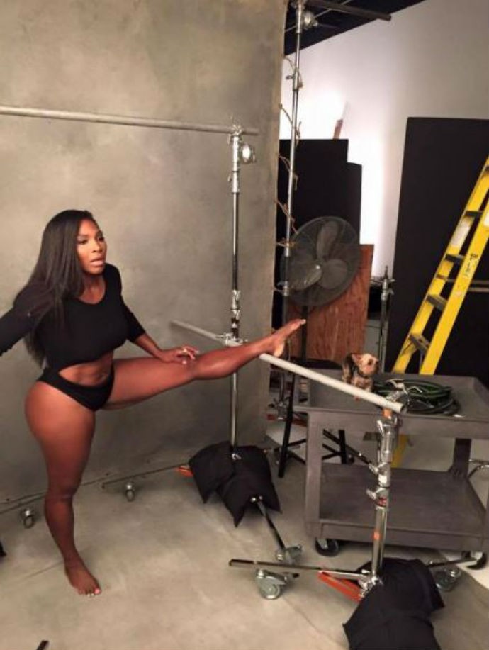 Serena Williams mostrou estar em forma durante sessão de fotos (Foto: Reprodução/Twitter)