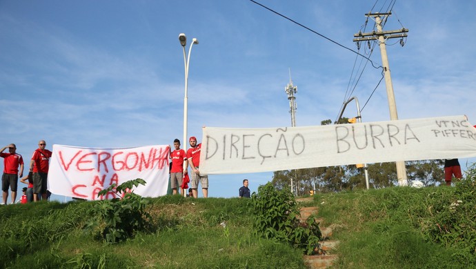 Torcida do Inter faz protesto contra a direção  (Foto: Tomás Hammes)