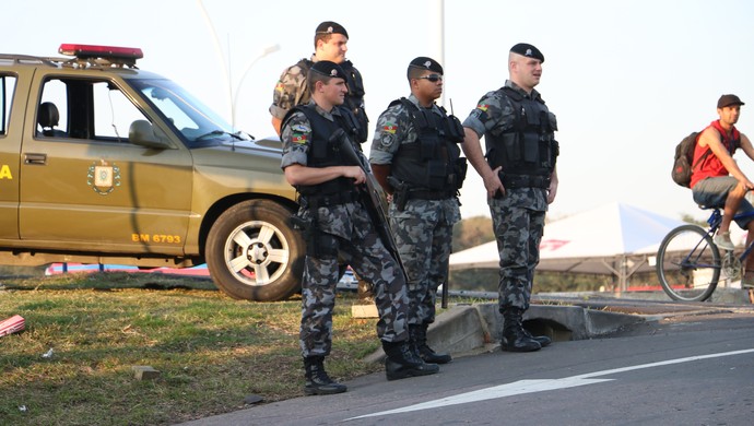 Polícia Brigada Militar protesto Inter Internacional CT Parque Gigante (Foto: Tomas Hammes/GloboEsporte.com)