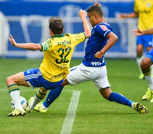 Alisson manda a bola para o gol (Foto: Fred Magno/ LightPress)