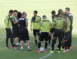 Técnico Levir Culpi reunido com os jogadores (Foto: Fernando Martins Y Miguel)