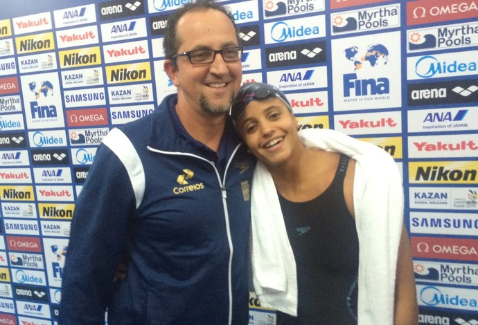 Etiene Medeiros comemora prata inédita com o técnico Vanzella (Foto: GloboEsporte.com)