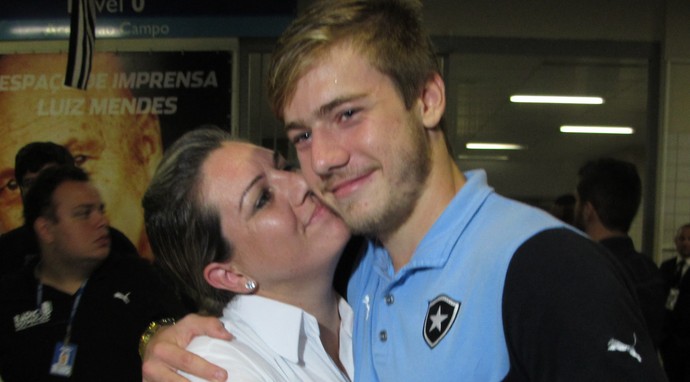 Luis Henrique e mãe Botafogo x Sampaio Corrêa (Foto: Gustavo Rotstein)