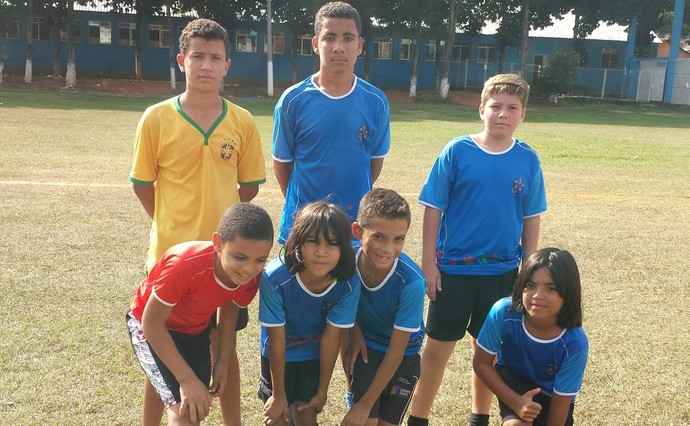 Meninos treinam no mesmo campo que Luis Henrique começou. Joia já é o grande ídolo da meninada de Itarana (Foto: Chandy Teixeira)