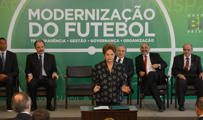 Dilma Rousseff assina MP do Futebol (Foto: Agência Brasil)