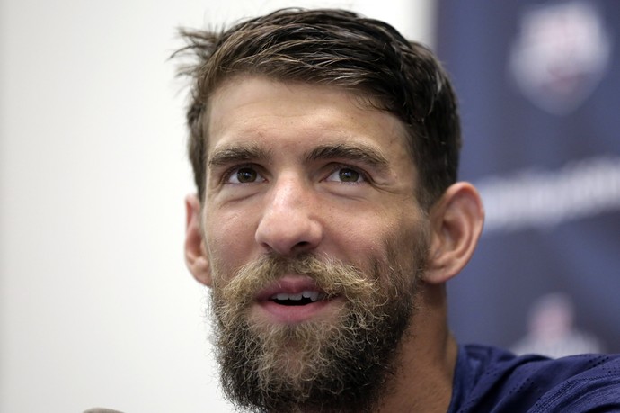 Michael Phelps apareceu para treinar em San Antonio ostentando longa barba (Foto: AP)