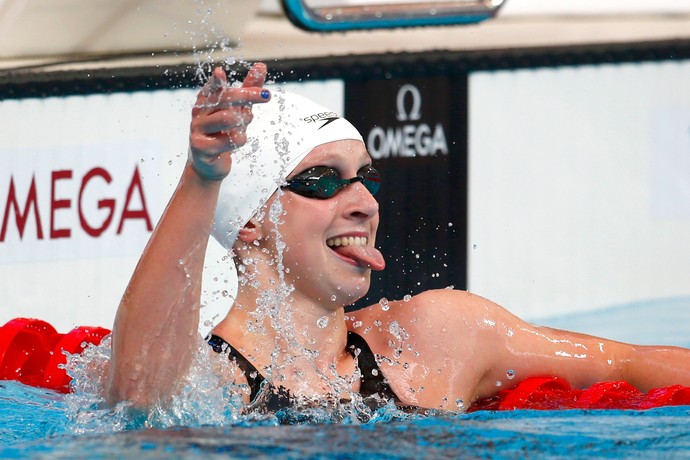 Katie Ledecky comemora o recorde mundial dos 1.500m livre em Kazan (Foto: Clive Rose / Getty Images)