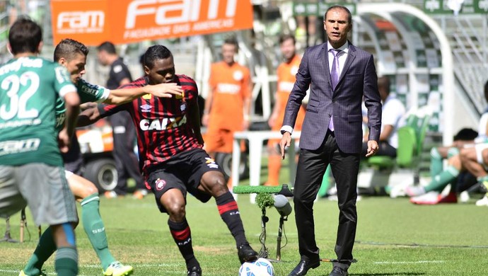 Milton Mendes; Atlético-PR (Foto: Site oficial do Atlético-PR/Divulgação)