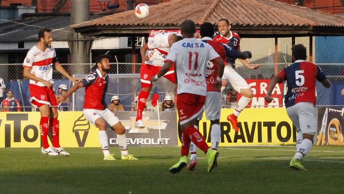 Em jogada de ataque do Paraná, bola é disputada na entrada da área do CRB (Foto: Júnior de Melo / Divulgação do CRB)