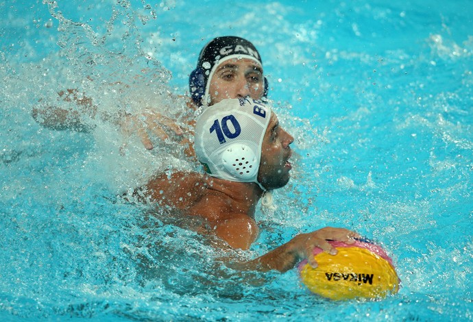 Felipe Perrone, da seleção brasileira de polo aquático, se protege da marcação do Canadá no Campeonato Mundial de Desportos Aquaticos em Kazan, Russia.  (Foto: Satiro Sodre/SSPress)