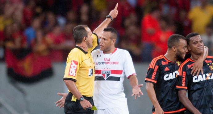 Luis Fabiano expulso (Foto: Aldo Carneiro/Pernambuco Press)