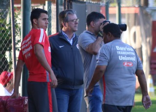 Nilmar treina separado do grupo (Foto: Tomas Hammes)