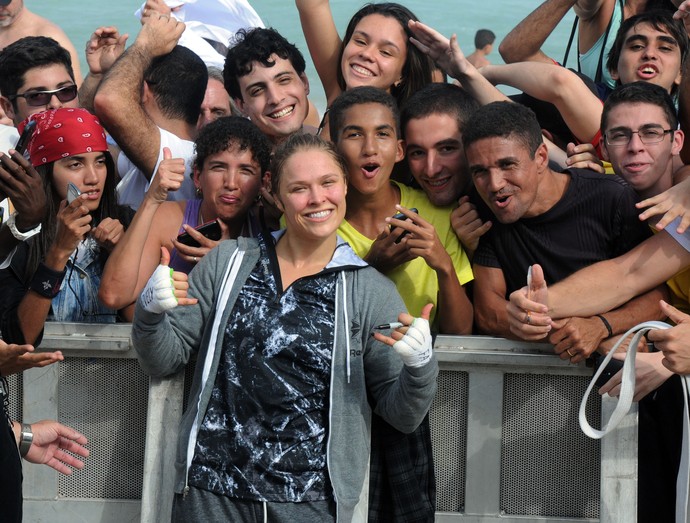 Ronda Rousey comemora com torcida no treino aberto do UFC Rio (Foto: André Durão)